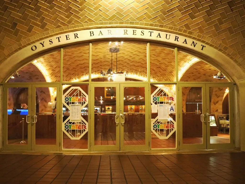 "Oyster bar and Restaurant" localizado no piso inferior do terminal