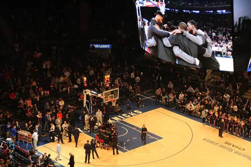 Jogo de Basquete dos New York Knicks no Madison Square Garden  A partir de  $42 dólares! Veja um jogo de basquete dos New York Knicks para ter uma  experiência totalmente americana.