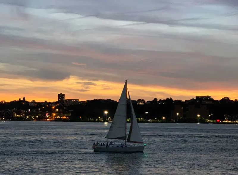passeio de barco a noite em nova york