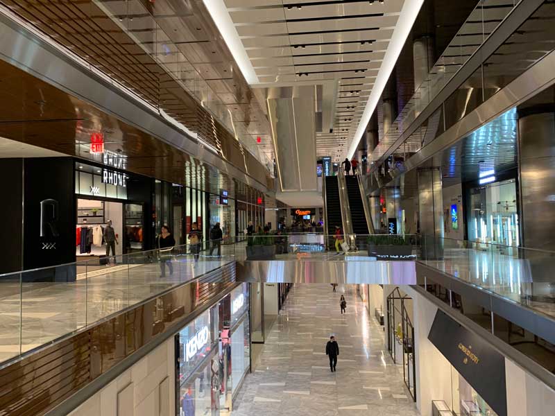 No primeiro andar estão localizadas as lojas como Cartier, Rolex, Dior, Fendi, Louis Vuitton