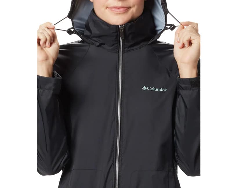 Moça usando uma jaqueta esportiva a prova de água preta.