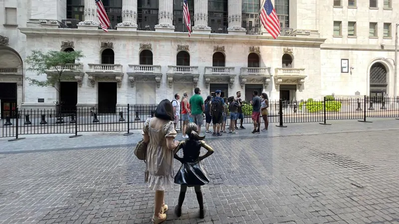A menina em frente a bolsa de valores de nova york