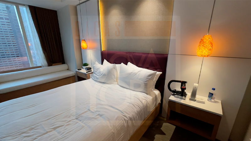 Imagem de um quarto em Nova York, cama confortável e boa iluminação