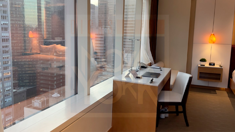 Hotel em Nova York com uma mesa de trabalho e vista para a cidade de Manhattan