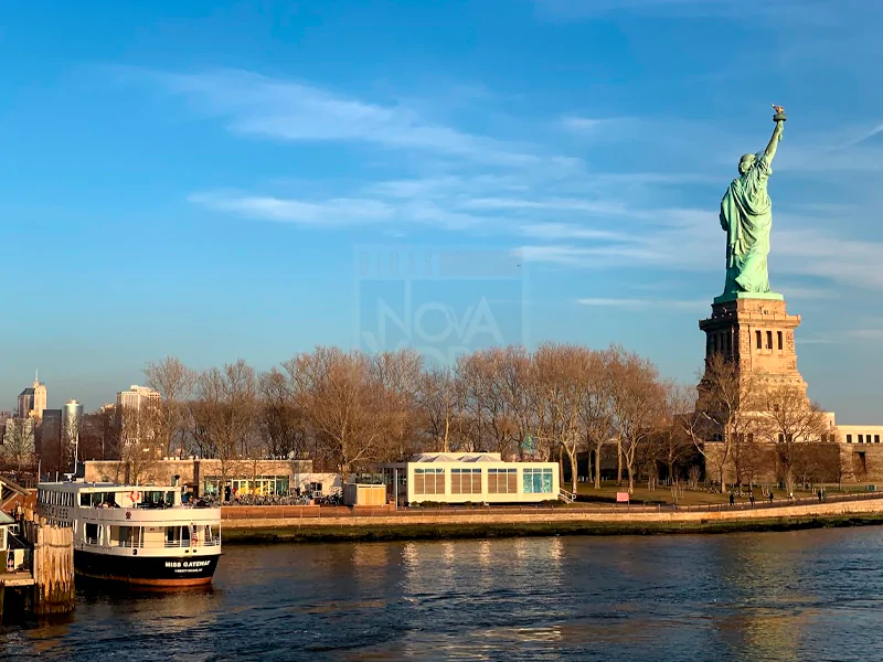 vista da estátua da liberdade de nova york, ao lado direito da tela.